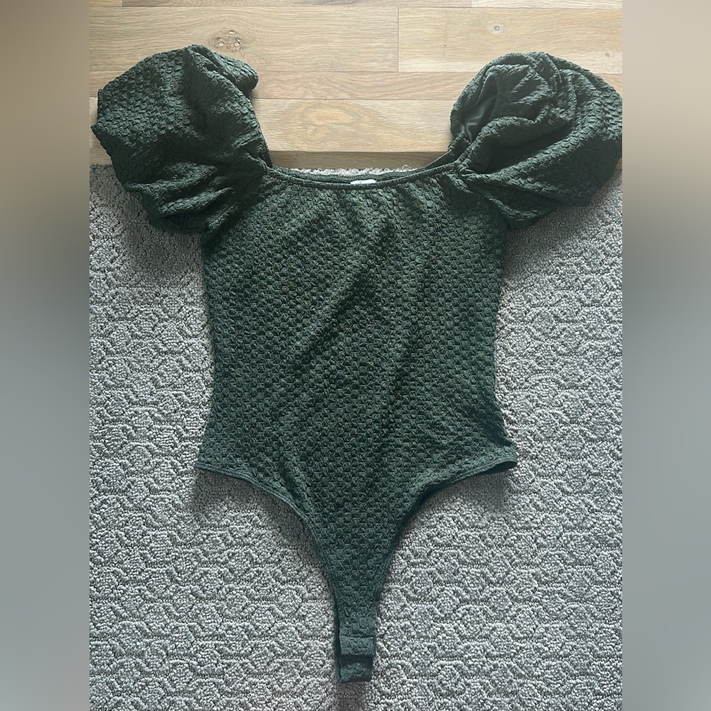 Francesca’s Green Textured One Piece Bodysuit with Puffed Sleeves